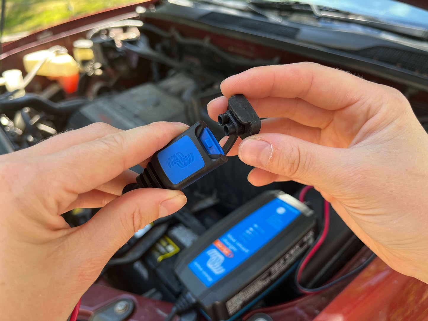 Quick disconnect and dust cap for Blue Smart IP65 battery charger 